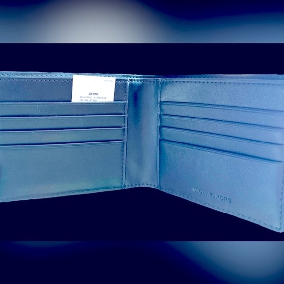 NWT- Authentic Michael Kors wallet - Picture 3 of 3